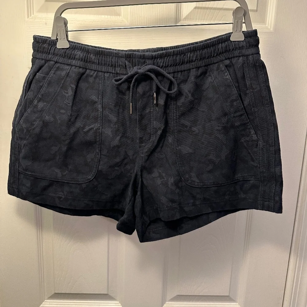 Athleta black camo shorts - Picture 1 of 7